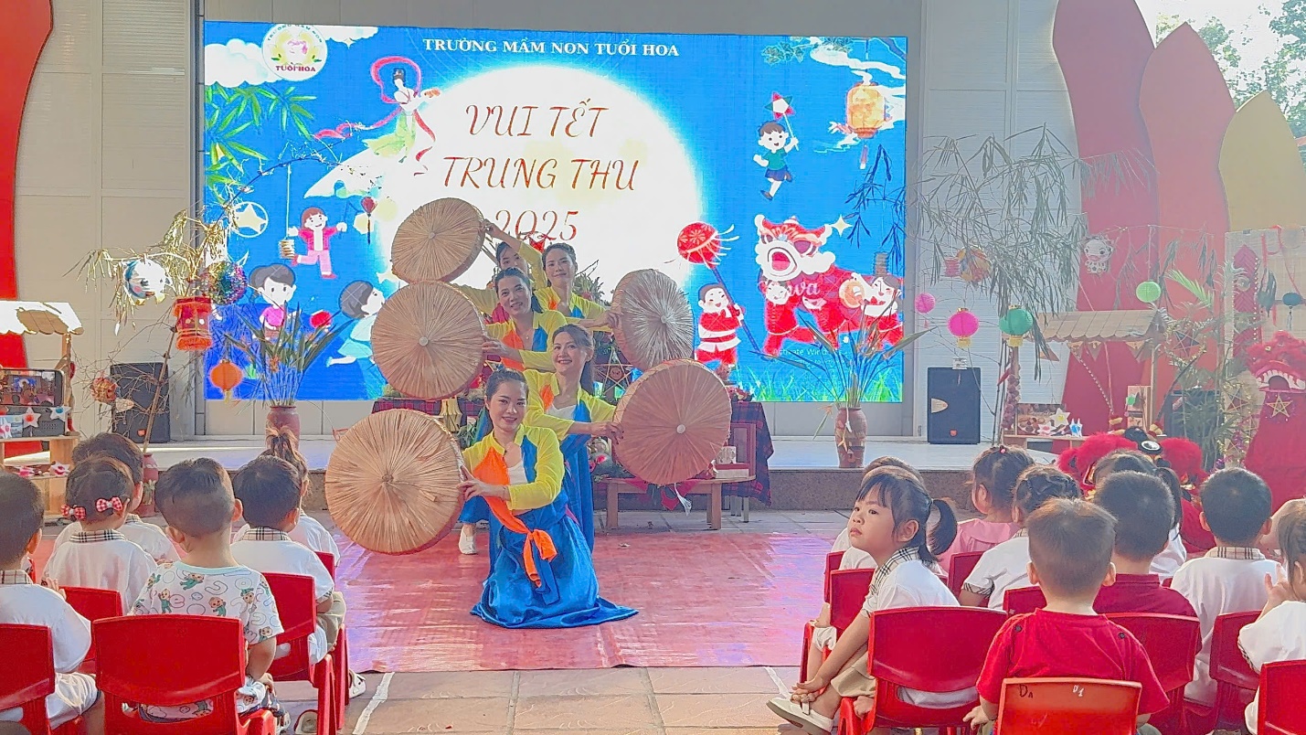 A group of children sitting in chairs in a room

AI-generated content may be incorrect.