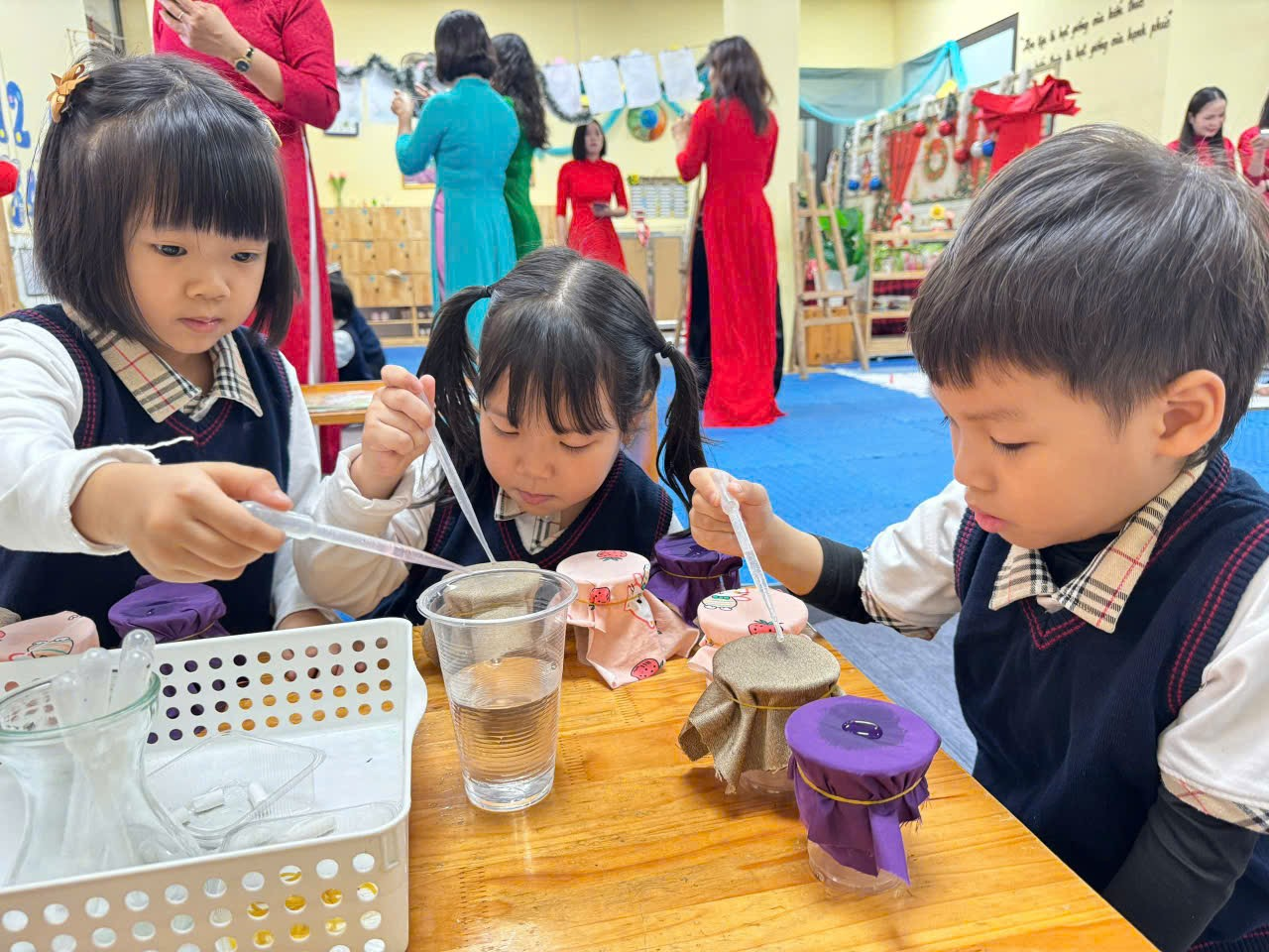 A group of children in a classroom

Description automatically generated