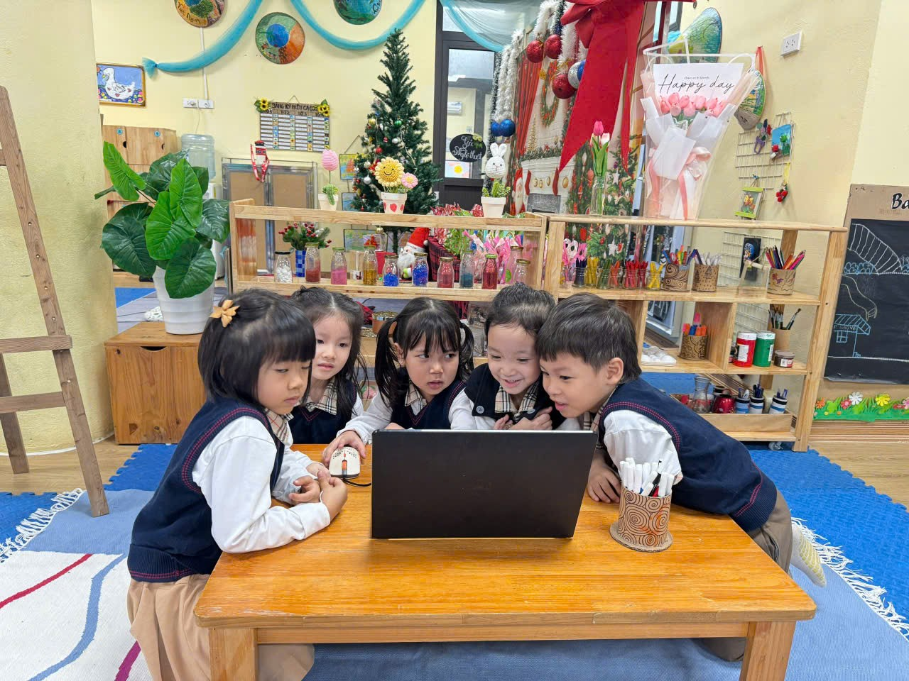 A group of children looking at a computer

Description automatically generated