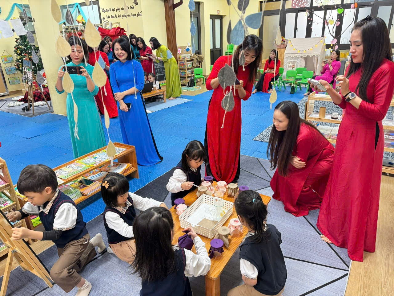 A group of people in a room

Description automatically generated