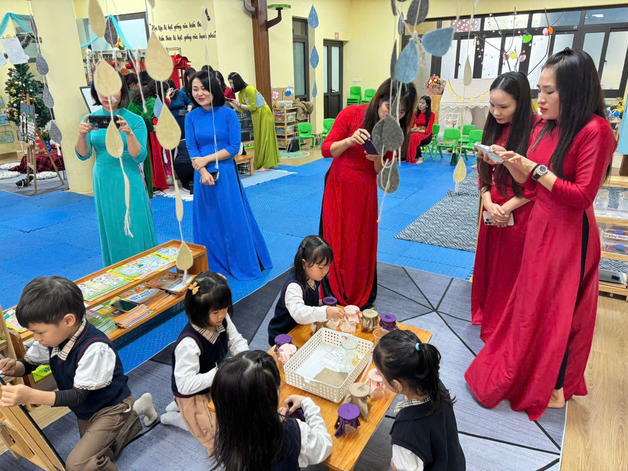 A group of people in a room

Description automatically generated