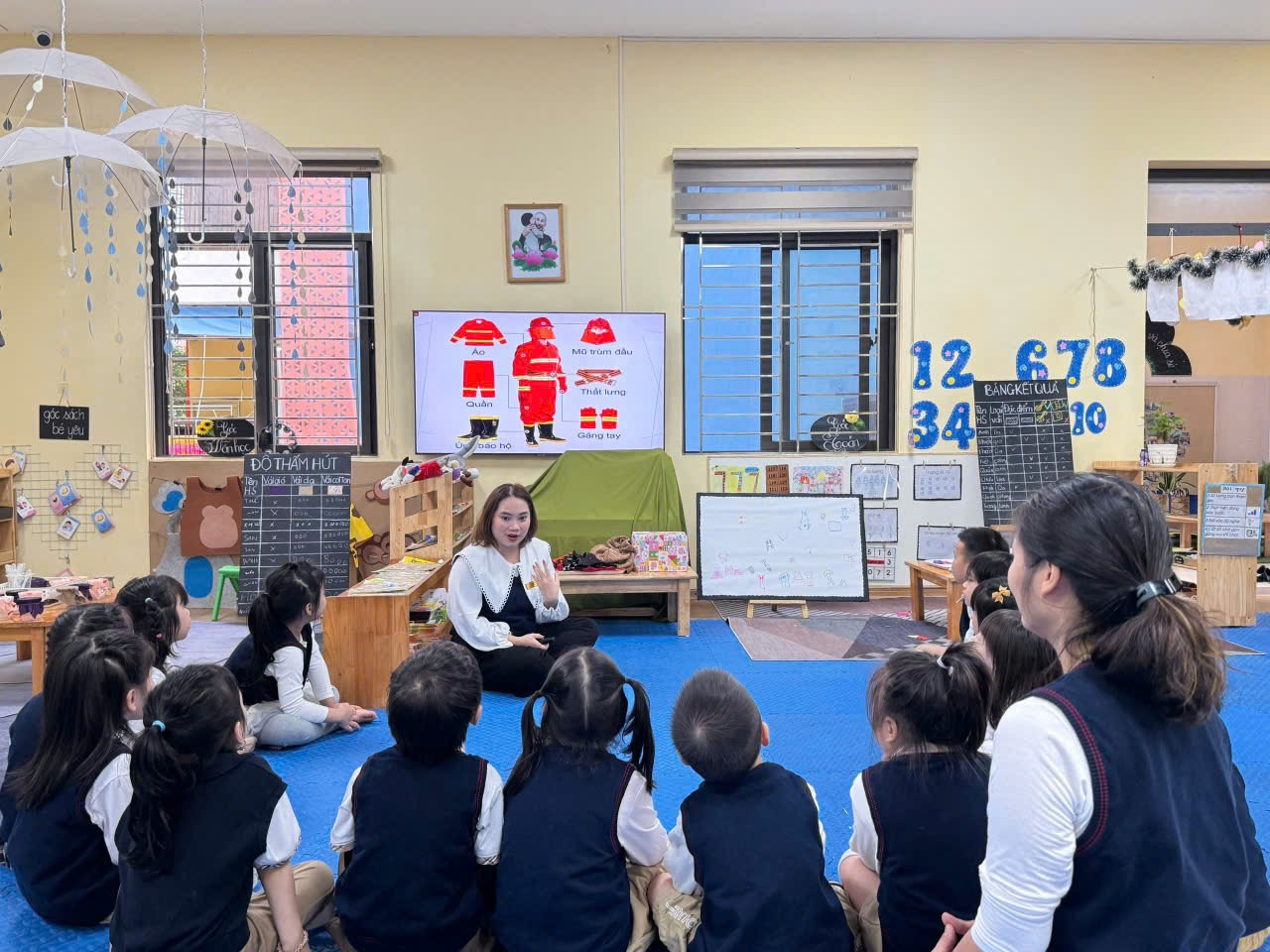 A group of children sitting in a classroom

Description automatically generated