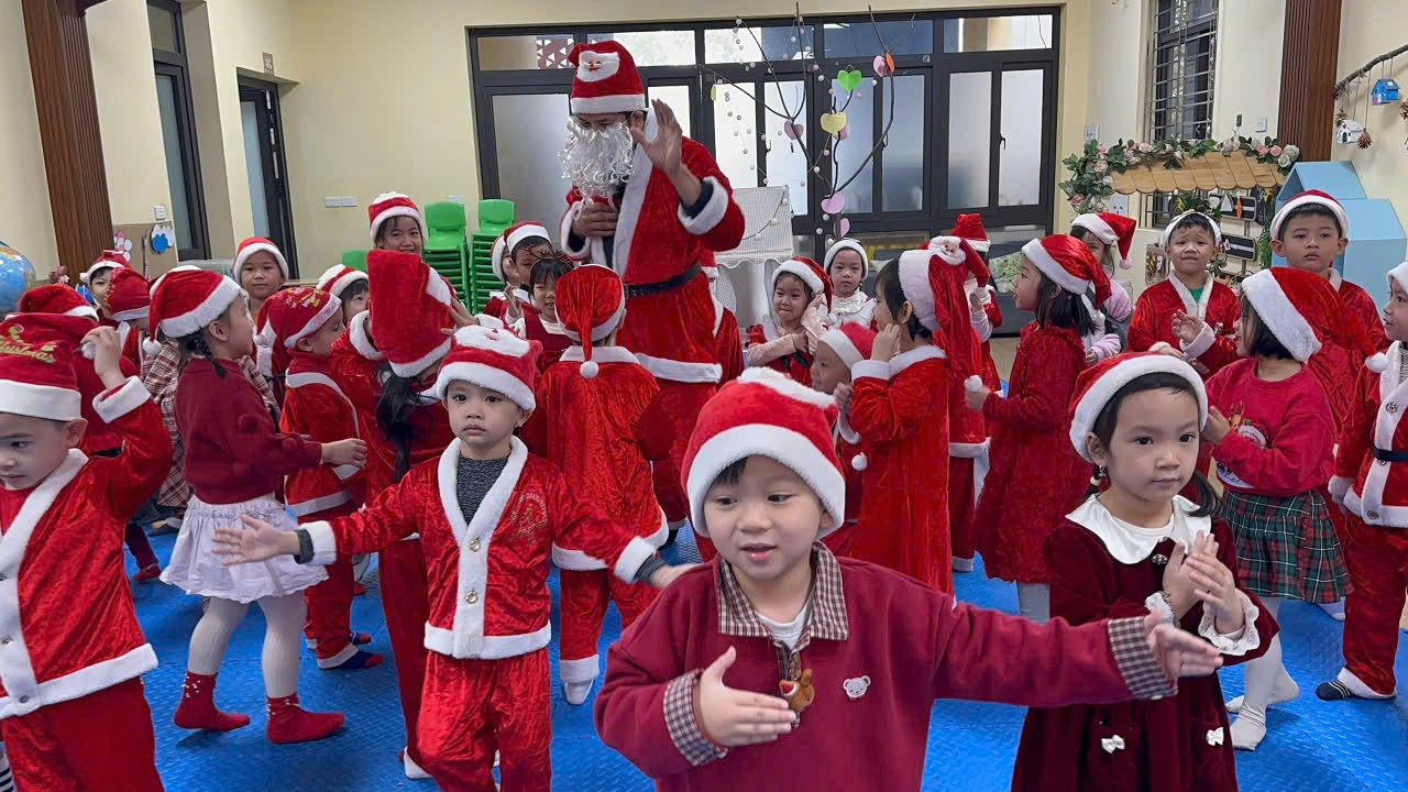A group of children in santa clothing

Description automatically generated