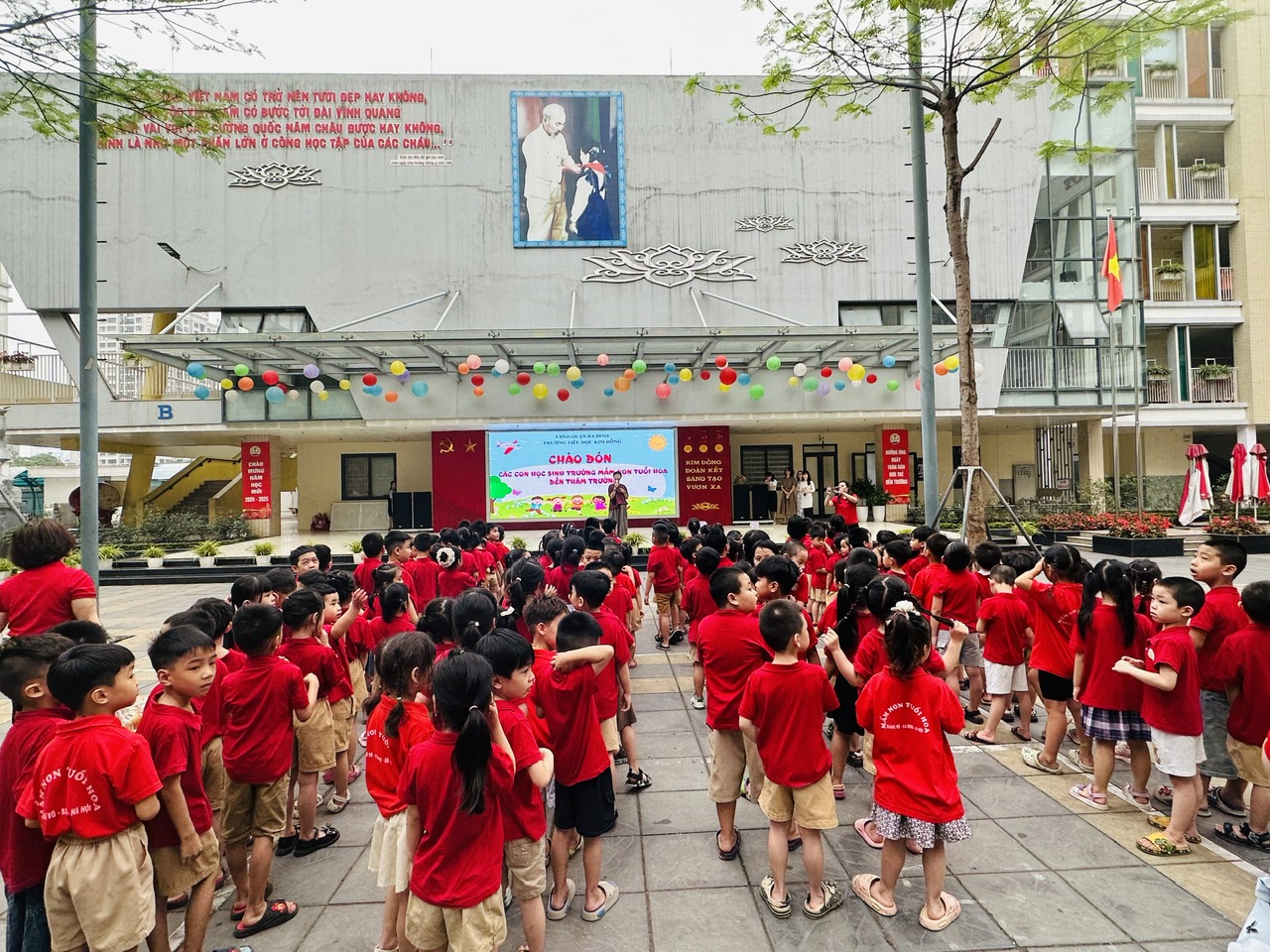 Các con được giao lưu trò chuyện cùng cô tổng phụ trách, được nghe cô giới thiệu về trường