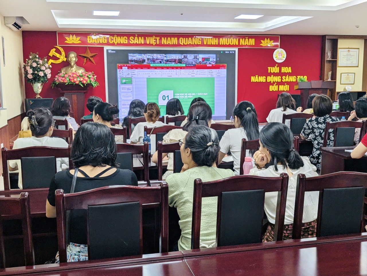 A group of people in a room

AI-generated content may be incorrect.