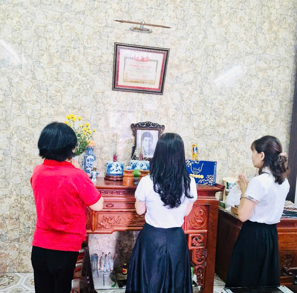 A group of women standing in front of a table

AI-generated content may be incorrect.