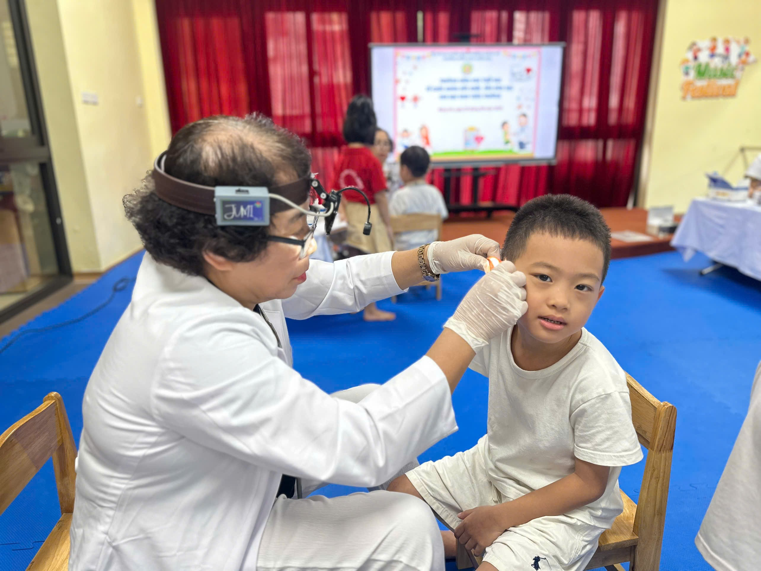 A doctor examining a child's head

Description automatically generated