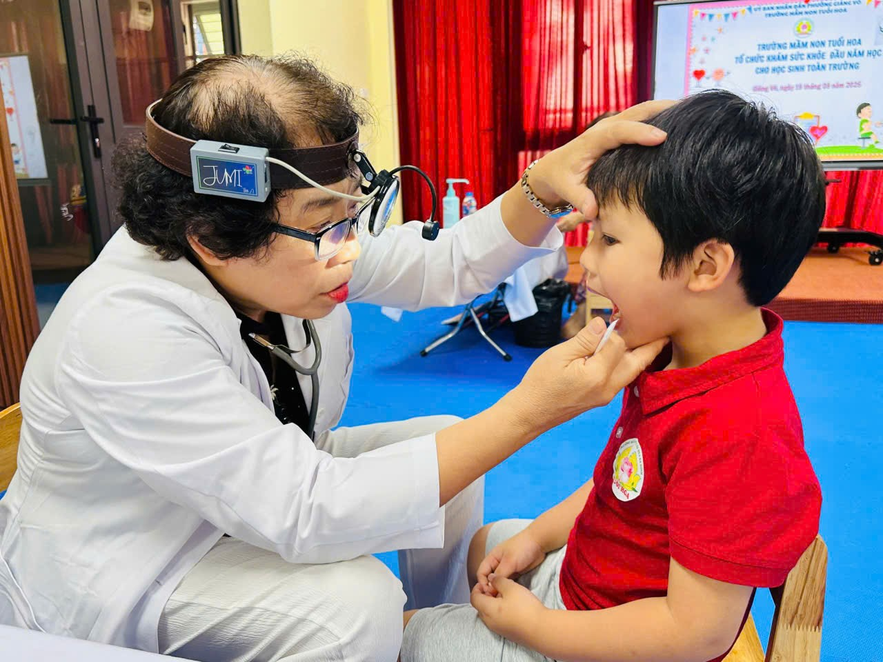 A doctor examining a child's head

Description automatically generated