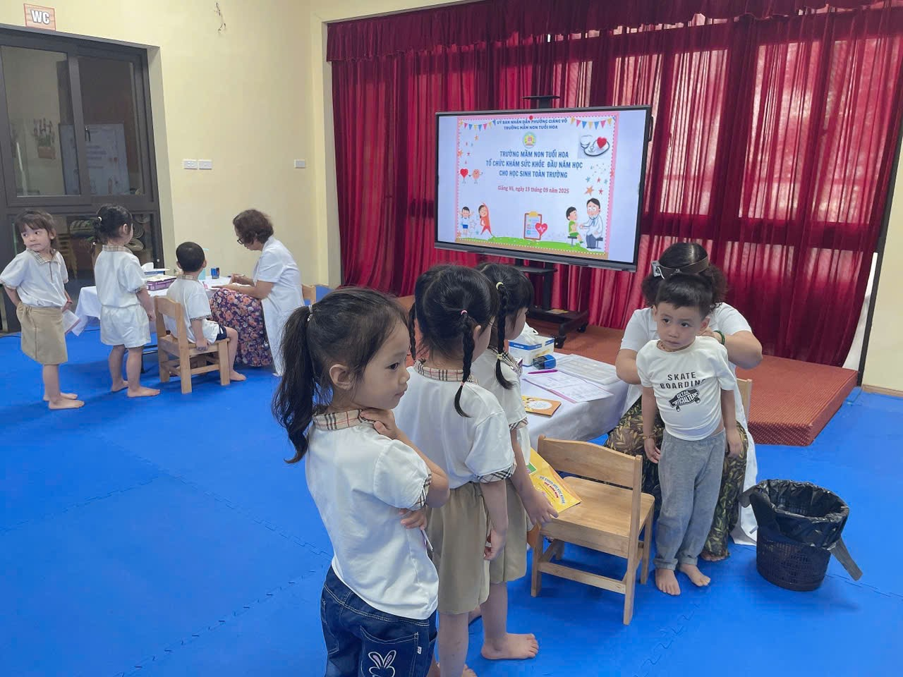 A group of children in a room

AI-generated content may be incorrect.