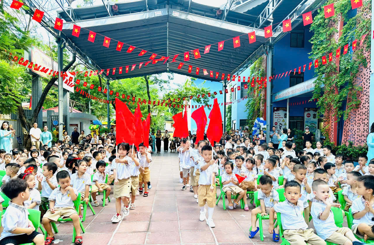 A group of children in a parade

Description automatically generated