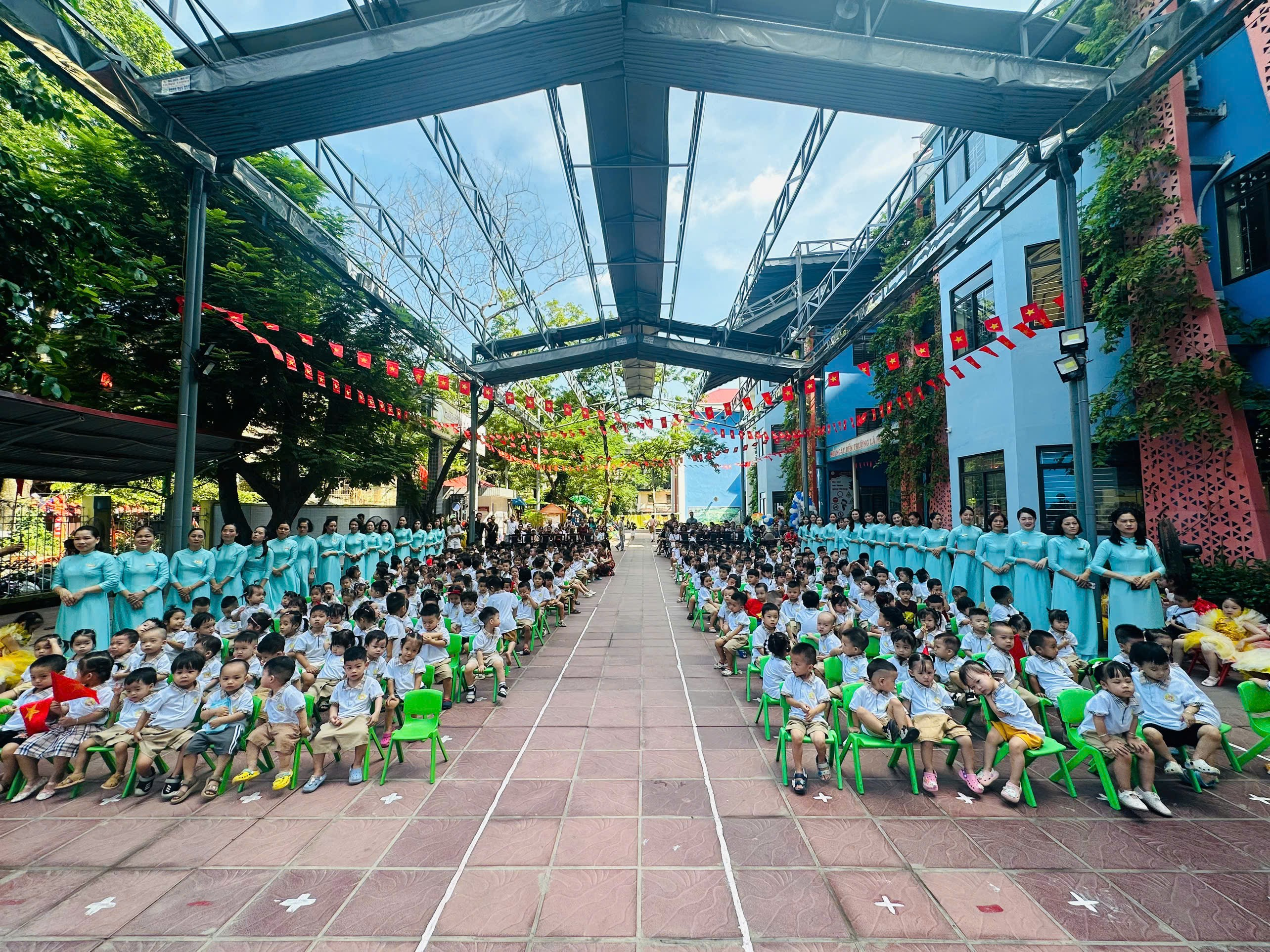 A group of children sitting in chairs

AI-generated content may be incorrect.