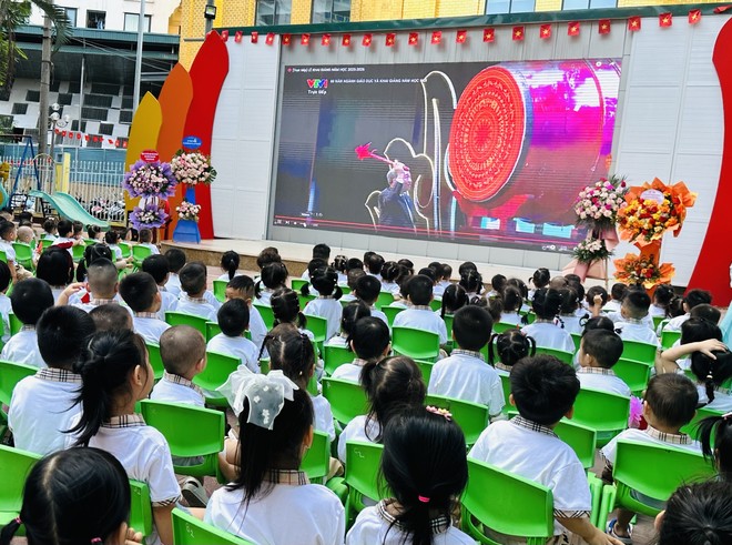 Các em cùng theo dõi nghi thức đánh trống khai giảng năm học mới 2025-2026 do đồng chí Tổng Bí thư Tô Lâm thực hiện tại điểm cầu Trung tâm Hội nghị Quốc gia