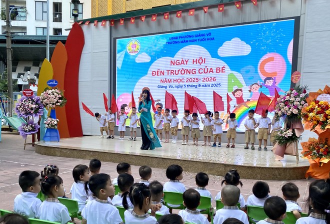 Cô Phạm Thanh Hoa, Hiệu trưởng trường Mầm non Tuổi Hoa phát biểu chào mừng năm học mới