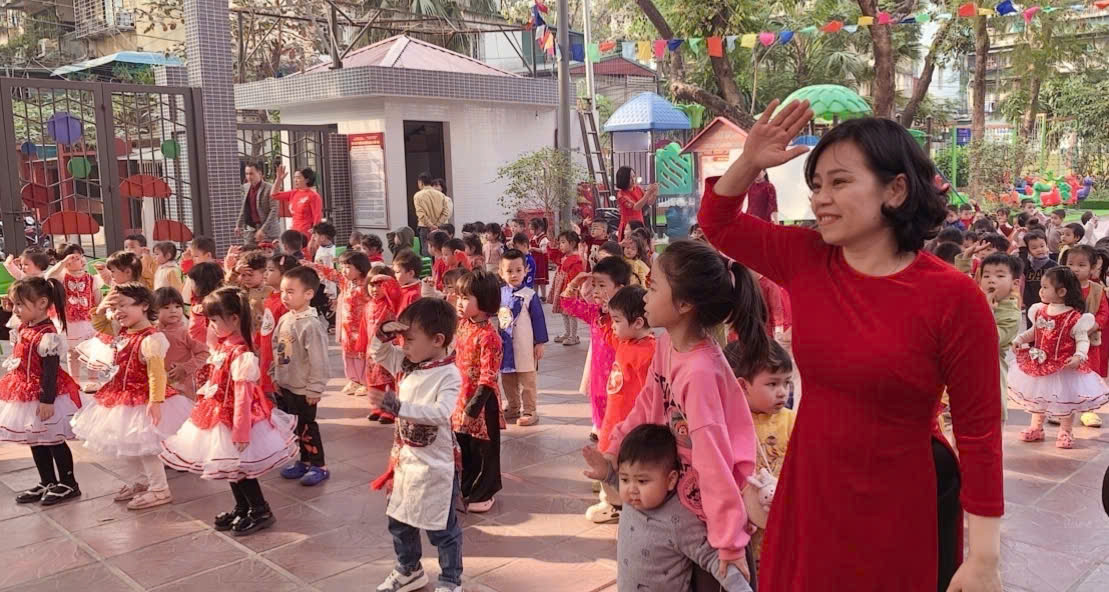 Hình ảnh toàn trường chào cờ rất nghiêm trang...