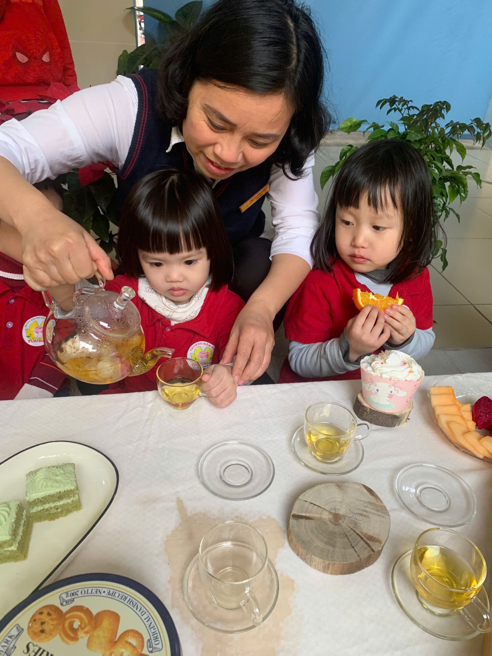Cô Hương đang hướng dẫn các bạn cách rót trà vào ly cần thật tỉ mỉ và cẩn thận ...