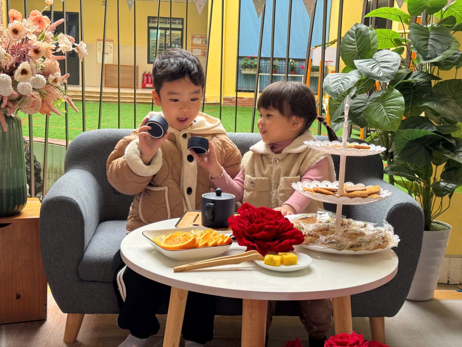 Những nụ cười đáng yêu của các bé làm cho tiệc trà sáng bừng !!!
