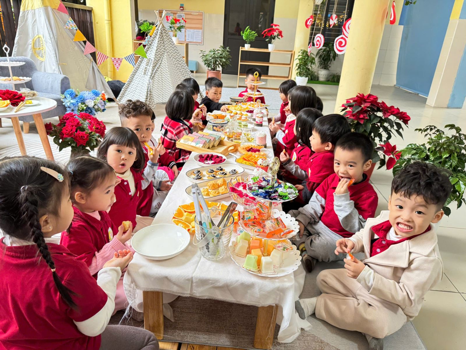 Tiệc trà của các bạn lớp MGB C2 thật ấm áp và vui vẻ !!!