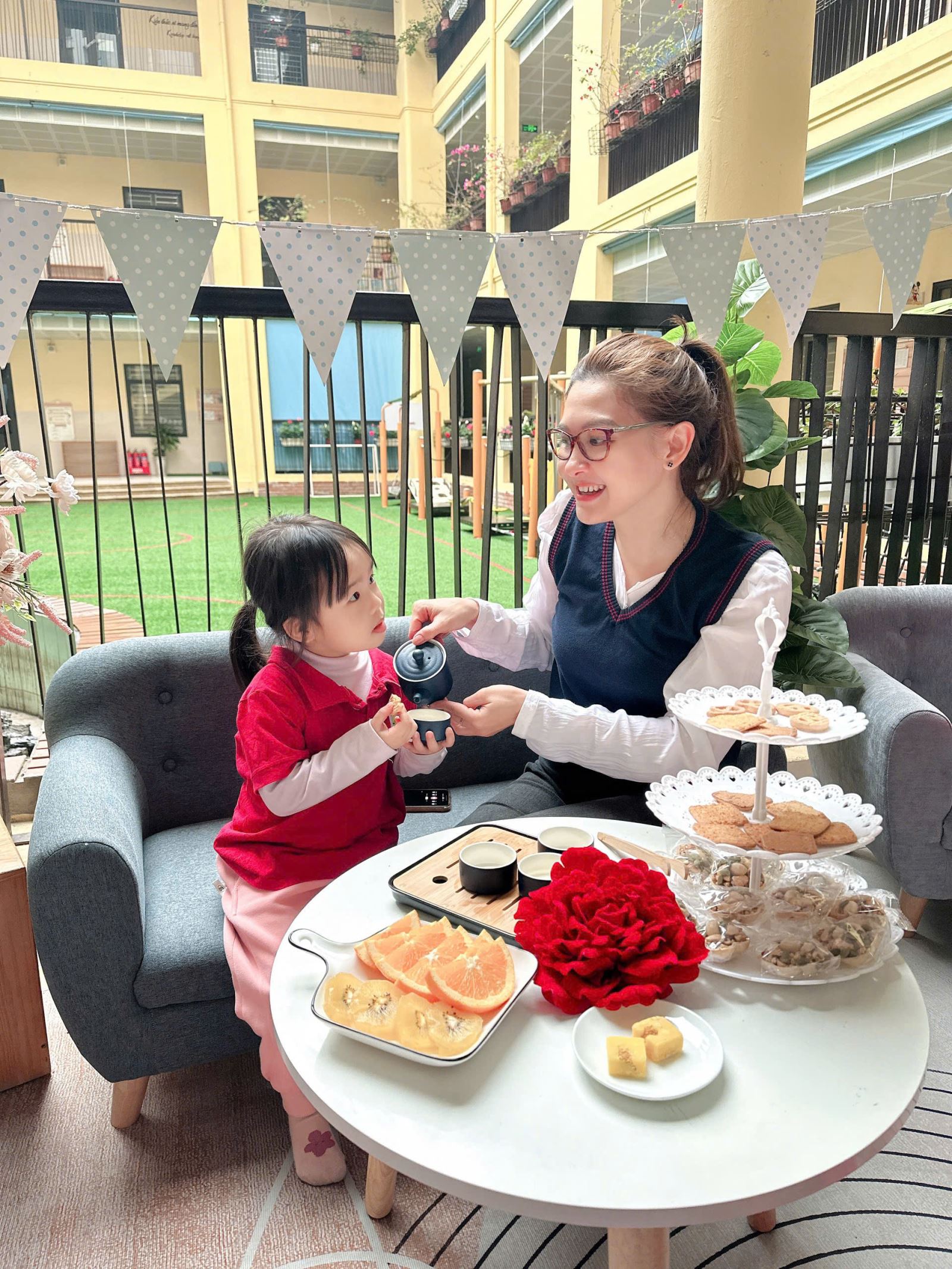 Cô Hạnh hướng dẫn các con cách thưởng thức trà cùng bánh sẽ rất hấp dẫn!!!