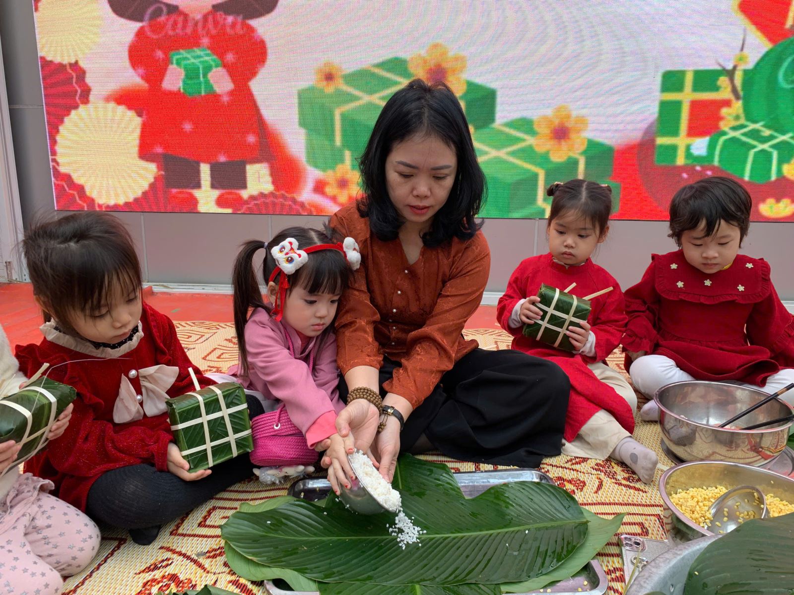 Mùi gạo nếp thật là thơm các bạn nhỏ ơi...