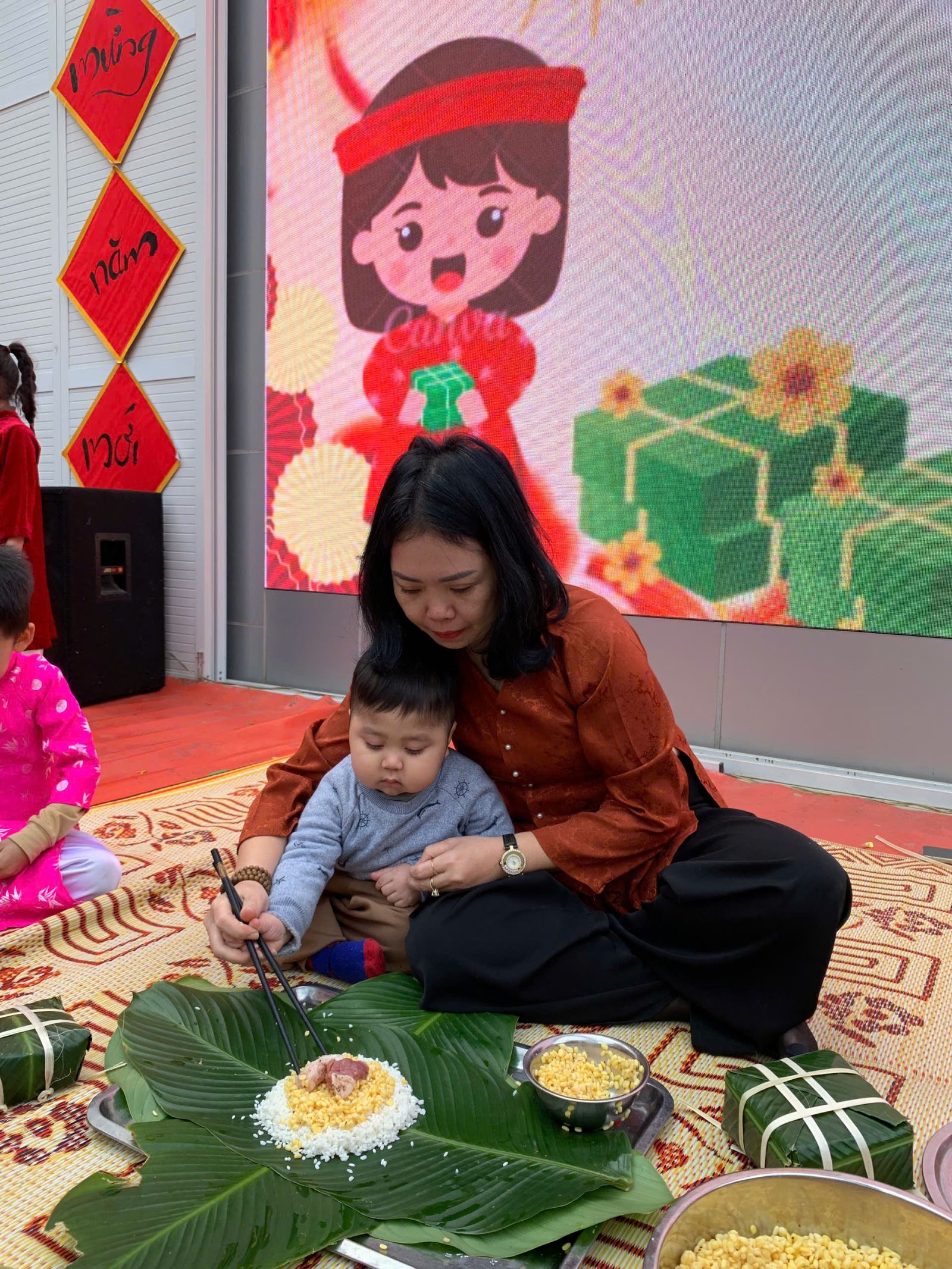 Miếng thịt đã nằm ở chính giữa chiếc bánh chưng rồi ạ...