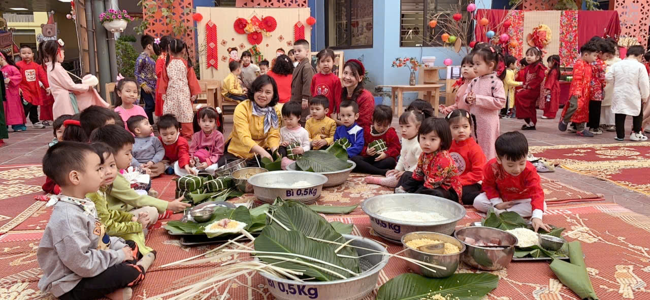 Cả lớp cùng nhìn máy ảnh một kiểu rồi mình lại gói bánh chưng tiếp nào...