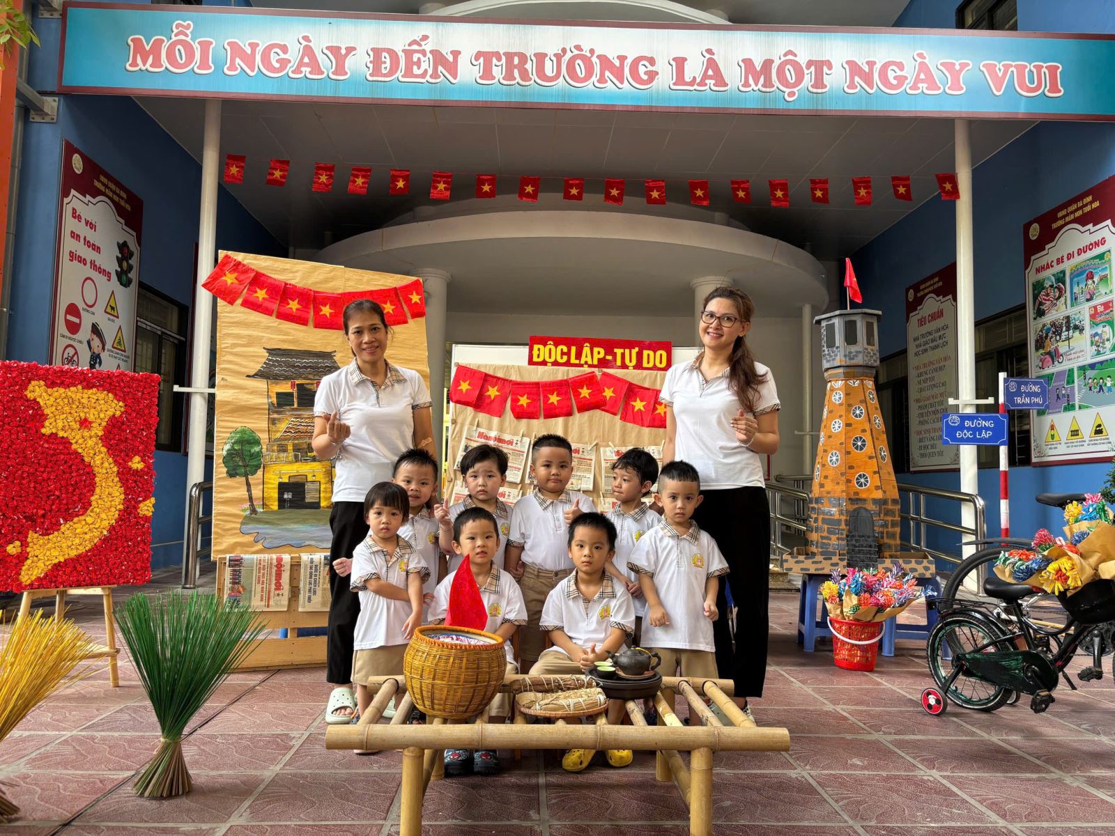 Các bé và cô giáo cùng lưu giữ những hình ảnh đẹp về ngày quốc khánh...