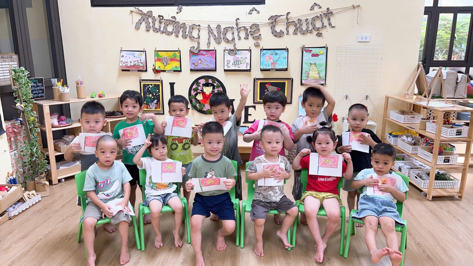 Các bé tham gia hoạt động tô màu lá cờ tổ quốc...