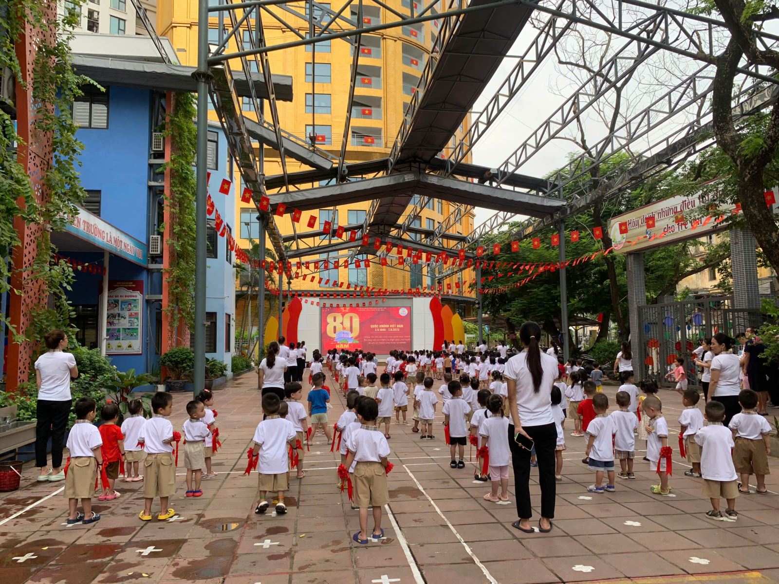 Cô trò lớp C3 cùng tham gia lễ chào chờ tại sân trường...