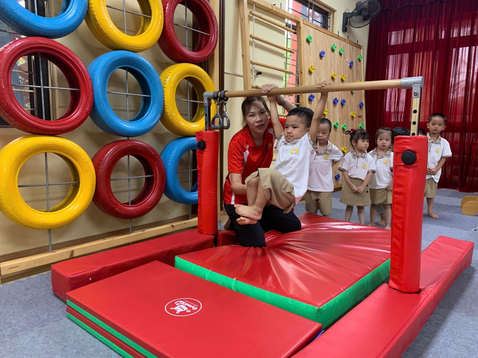 Bạn Hoàng Long rất hăng say làm theo hướng daaxn của giáo viên....