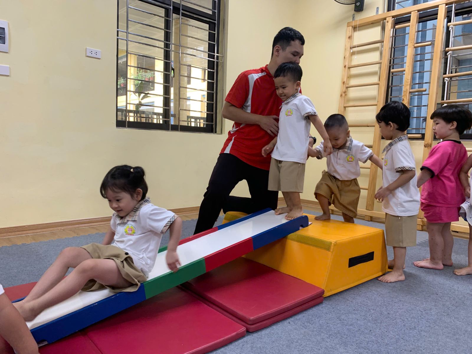 Giáo viên hướng dẫn các bé chuỗi vận động liên hoàn ...