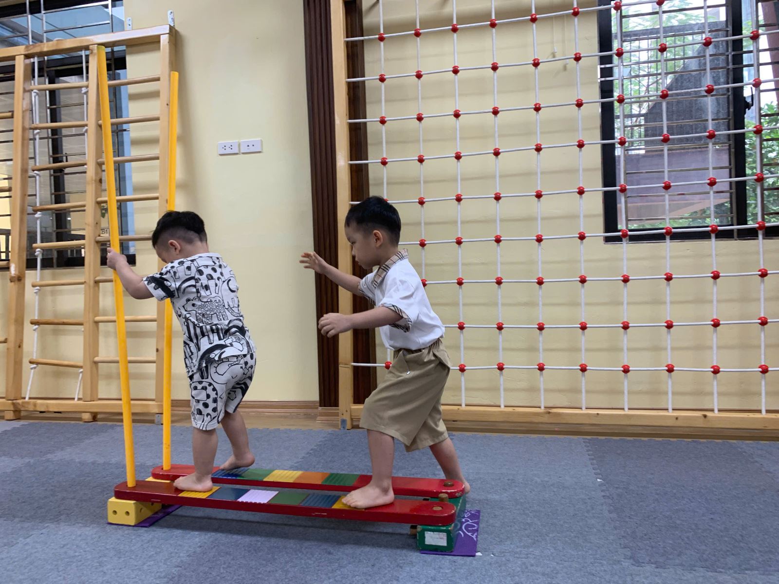 Các bé rất tập trung cho vận động được chính xác...