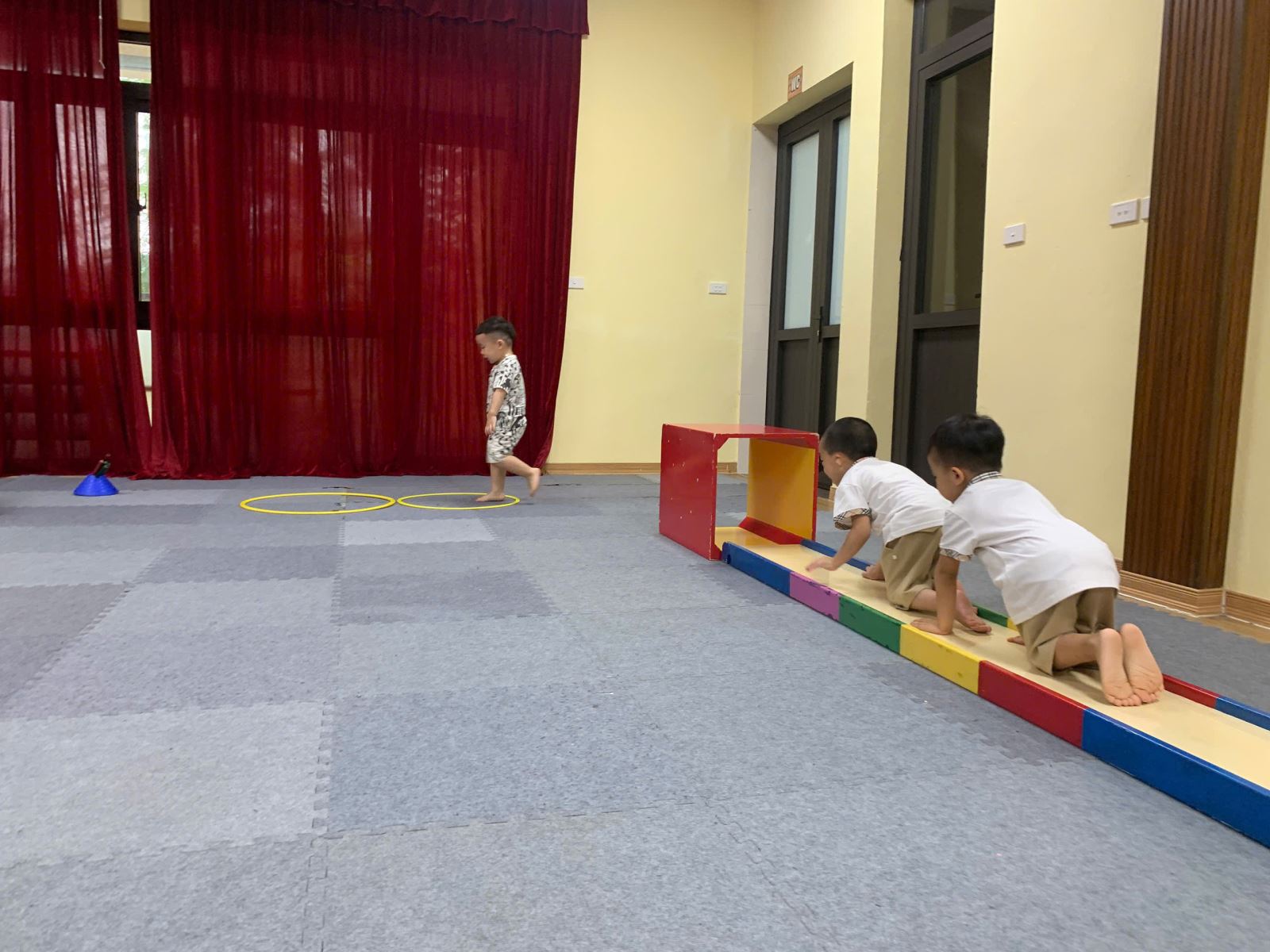 Hết lộn lại bò xong chúng tớ lại bật như những chú thỏ thật vui...
