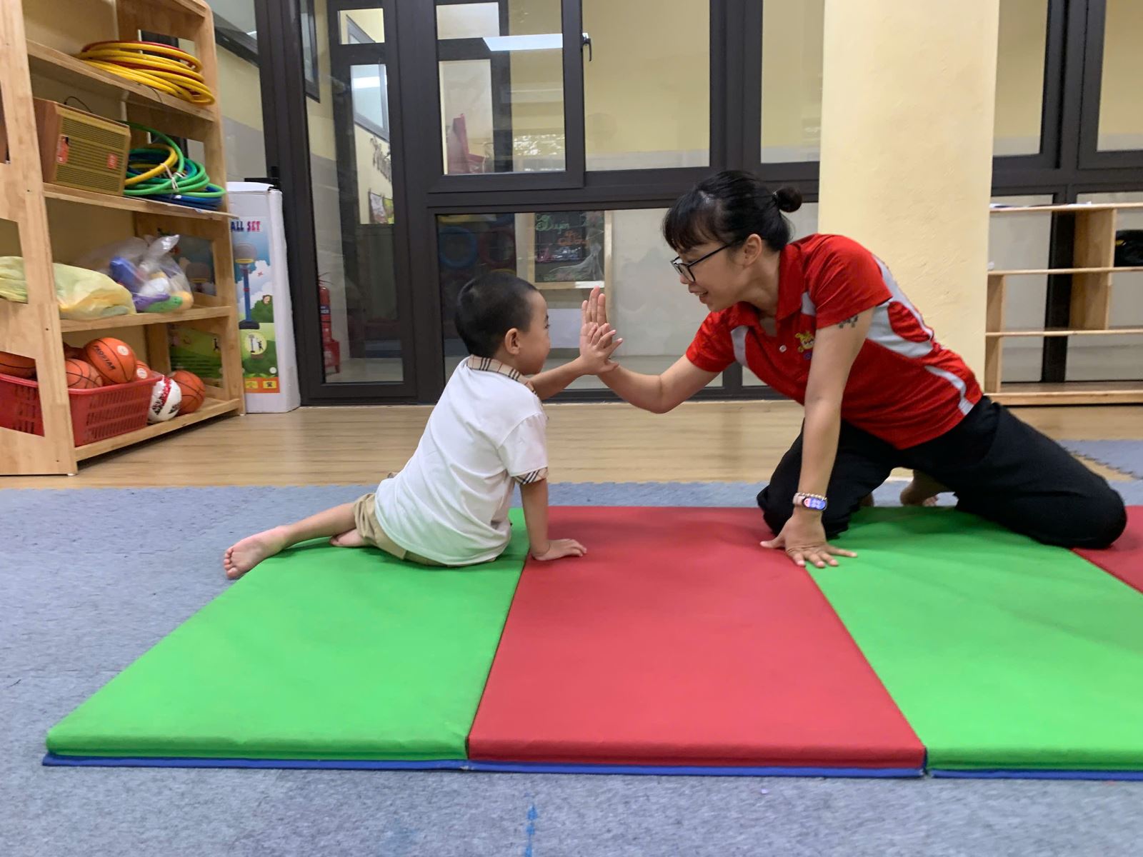 Sau khi tập chính xác động tác chúng tớ tranh thủ Highfive một cái với giáo viên lấy động lực...