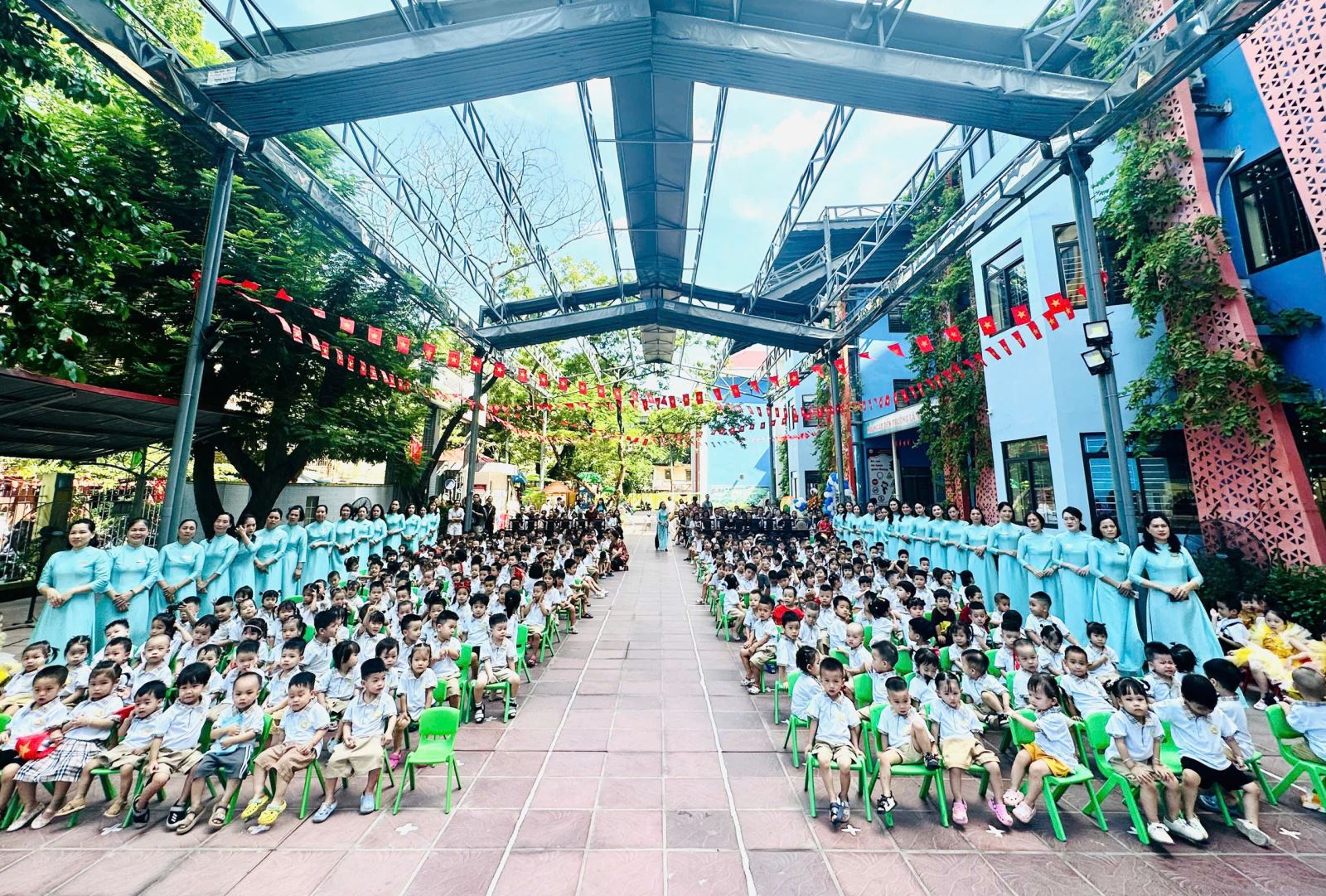 Sân trường mầm non Tuổi Hoa sáng bừng trong nắng mùa thu ....