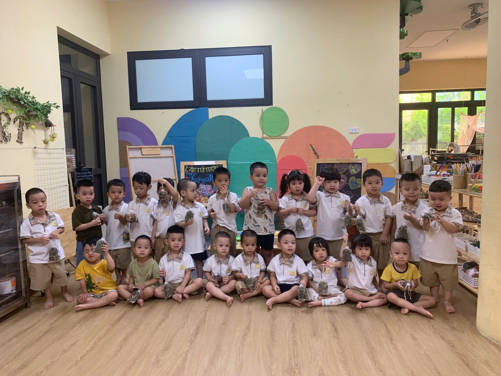 Cả lớp cùng chụp 1 kiểu khoe thành phẩm của chúng mình làm nào