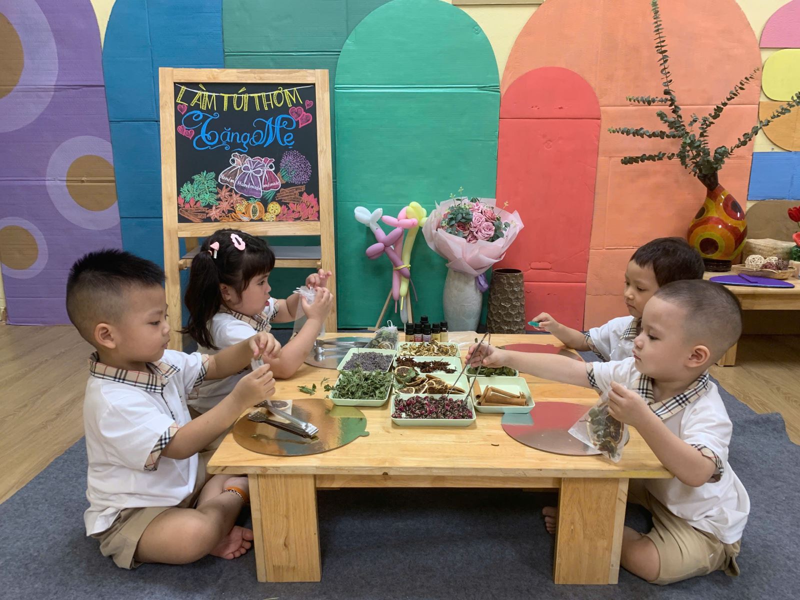 Bạn nào cũng tập trung để hoàn thành món quà của mình...