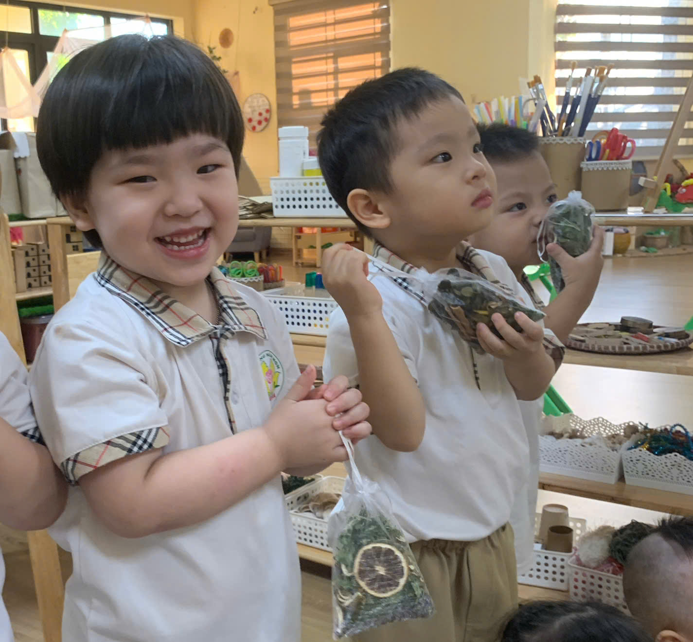 Nụ cười của các bạn nhỏ khi đã làm xong chiếc quà xinh xắn tặng mẹ !!!