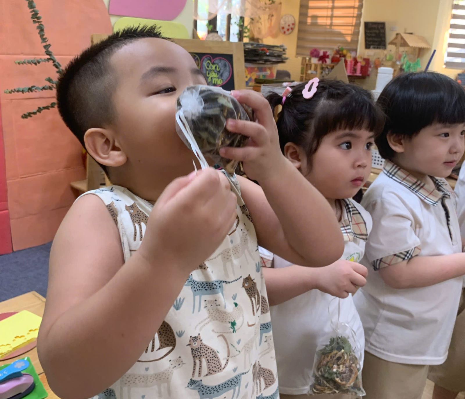 Chúng tớ thử hít hà sản phẩm do mình tạo ra thật thích thú ạ....