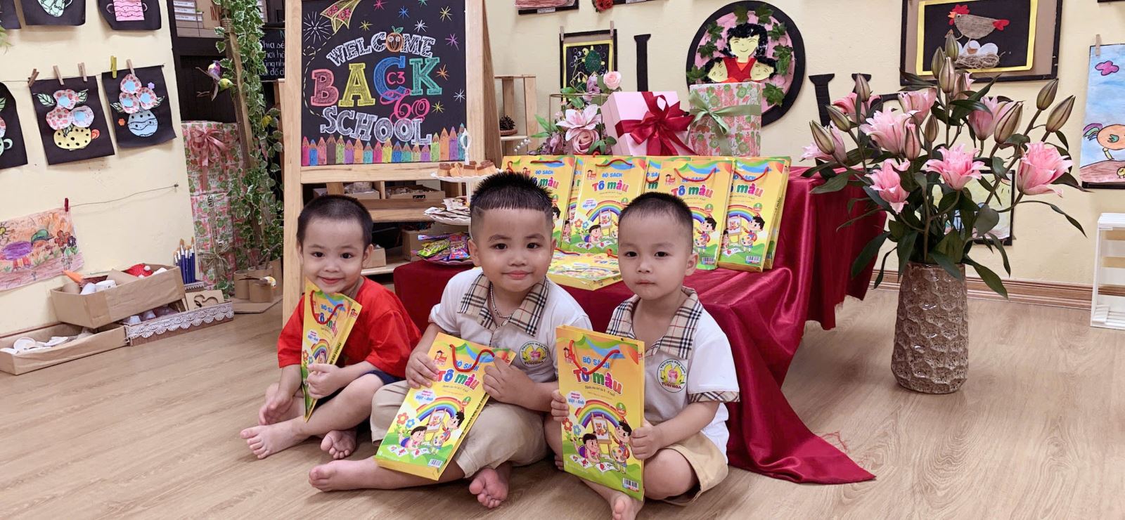 Các bé được tặng những món quà ý nghĩa trong ngày khai giảng !!!