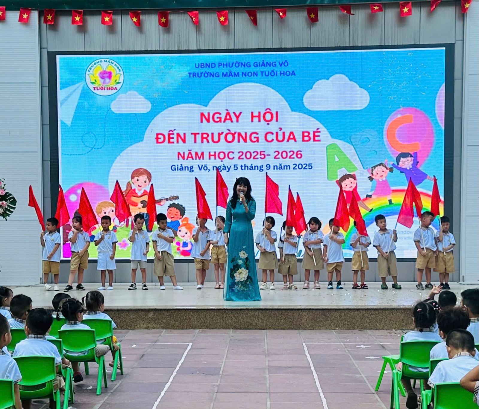 Bác Hiệu trưởng phát biểu lời chào mừng năm học mới