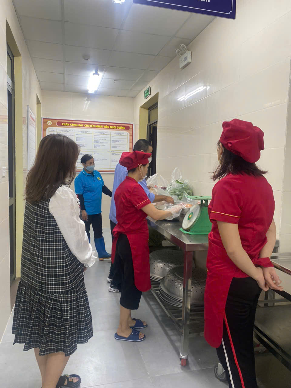 C:\users\thanh giong\Desktop\Nuôi 24-25\ẢNH GIAO NHẬN THỰC PHẨM\z6469926793245_240727deea1a973ff13482f55f7769b7.jpg