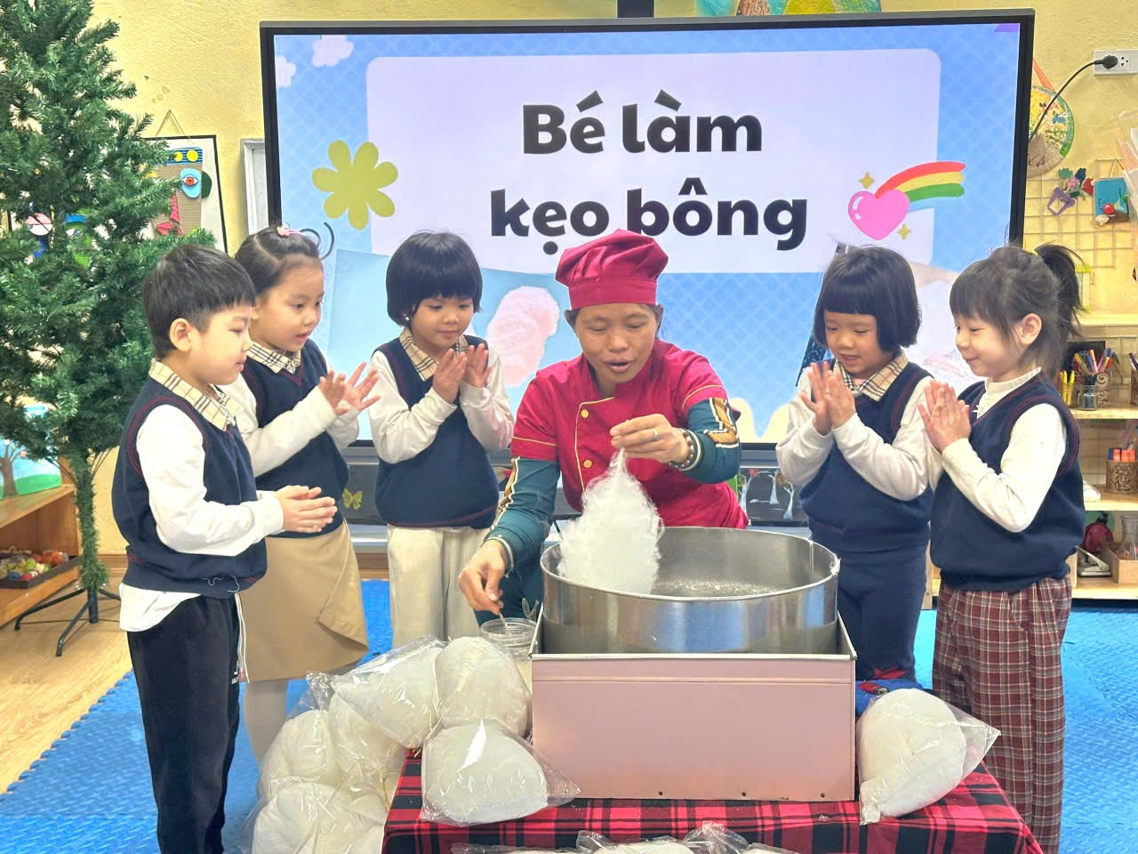 A group of children clapping and clapping hands

Description automatically generated