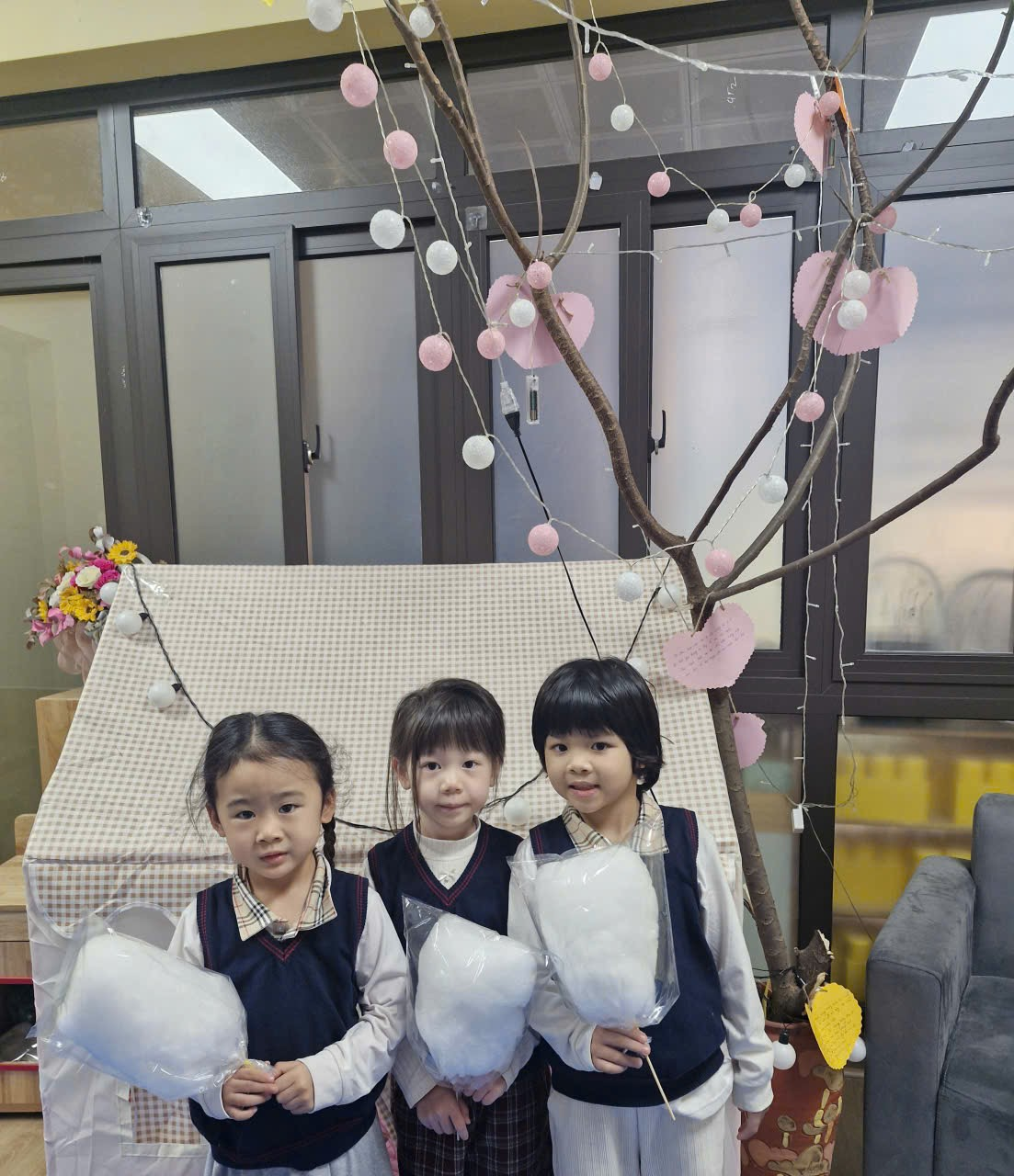 A group of girls holding cotton candy

Description automatically generated