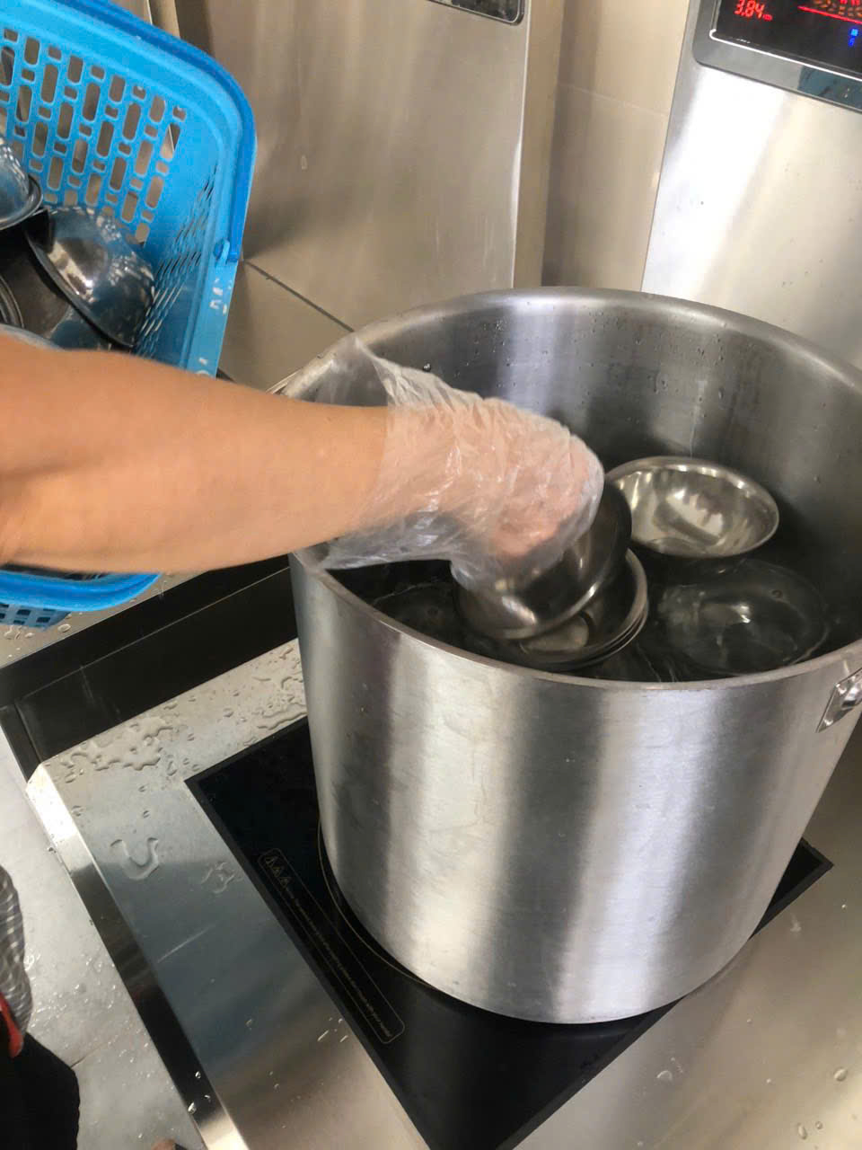 C:\Users\THANH GIONG\Desktop\Nuôi 24-25\ảnh tổng vệ sinh toàn trường\BẾP\z6469936361191_151b704f31500927f0c8eb545f023639.jpg