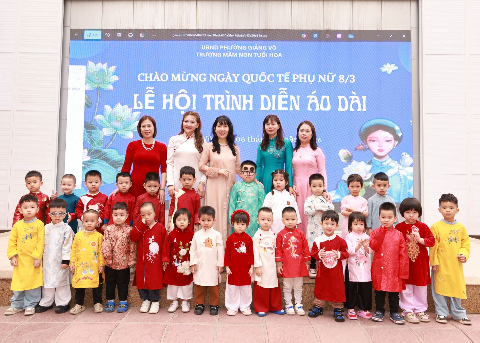 Các bé lớp C3 chụp ảnh kỉ niệm cùng ban giám hiệu nhà trường trong lễ hội áo dài