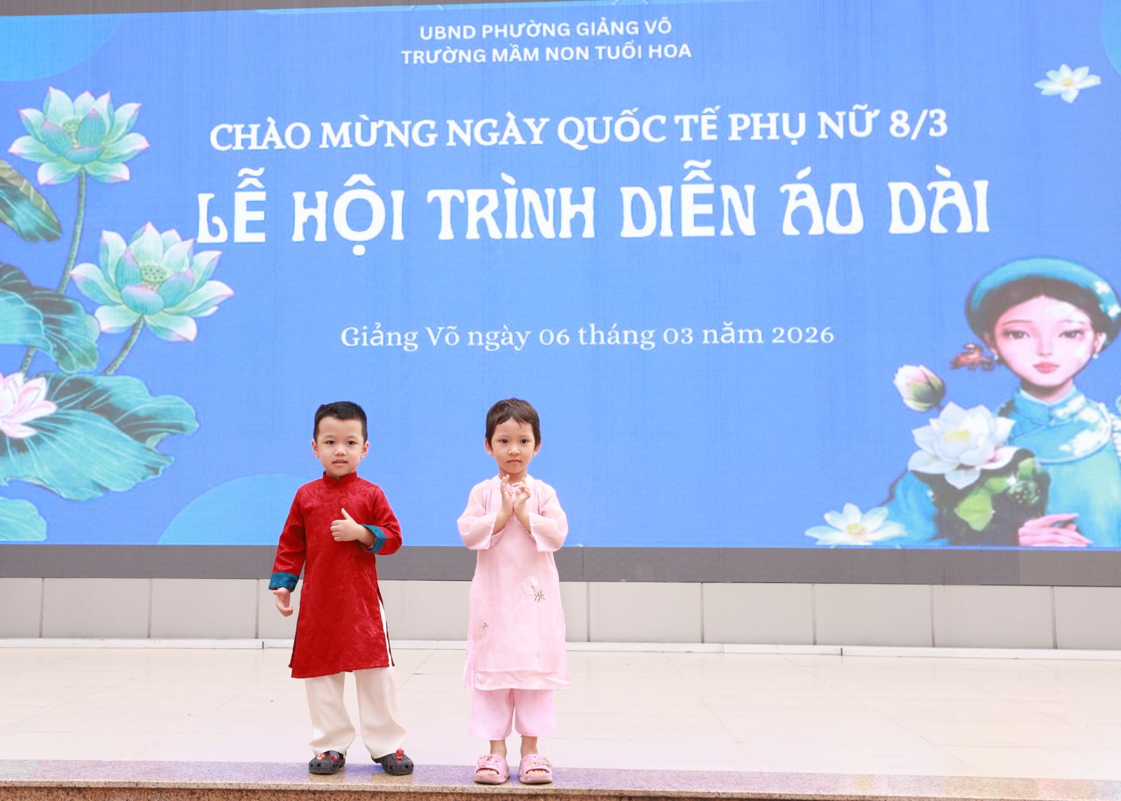 Bé Tuấn Minh và Minh Hà vô cùng tự tin tạo dáng trên sân khấu