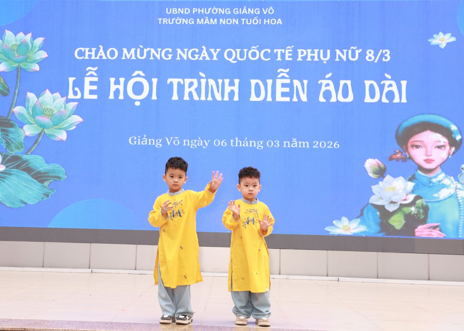 Hai chàng sinh đôi với tà áo dài truyền thống trên sân khấu ...