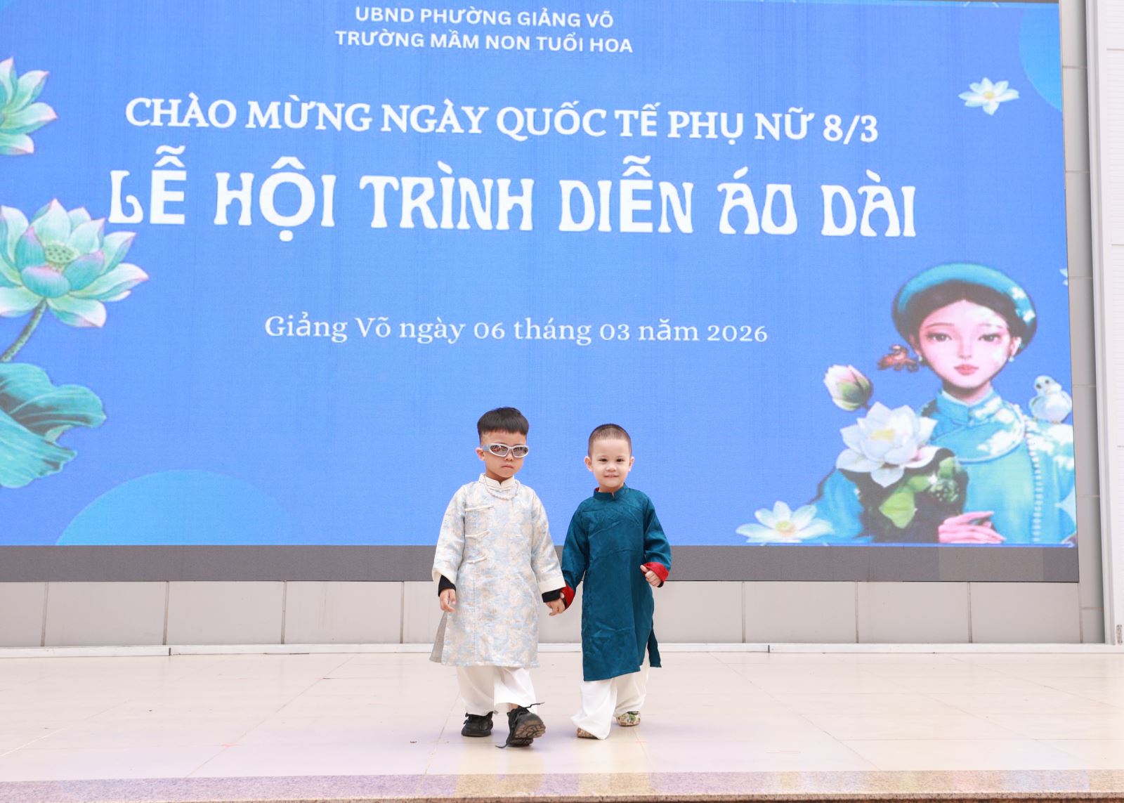 Các bé còn mang rất nhiều phụ kiện kết hợp với tà áo dài rất tự tin