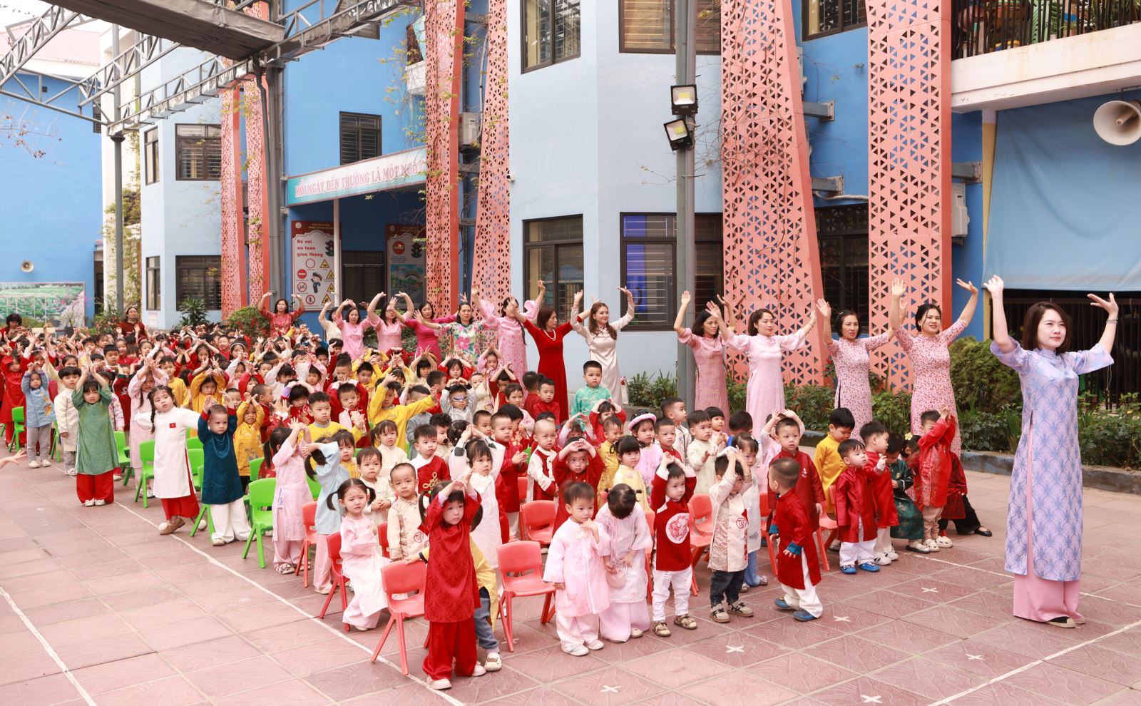 Mở màn lễ hội là màn đồng diễn của các bé và các cô