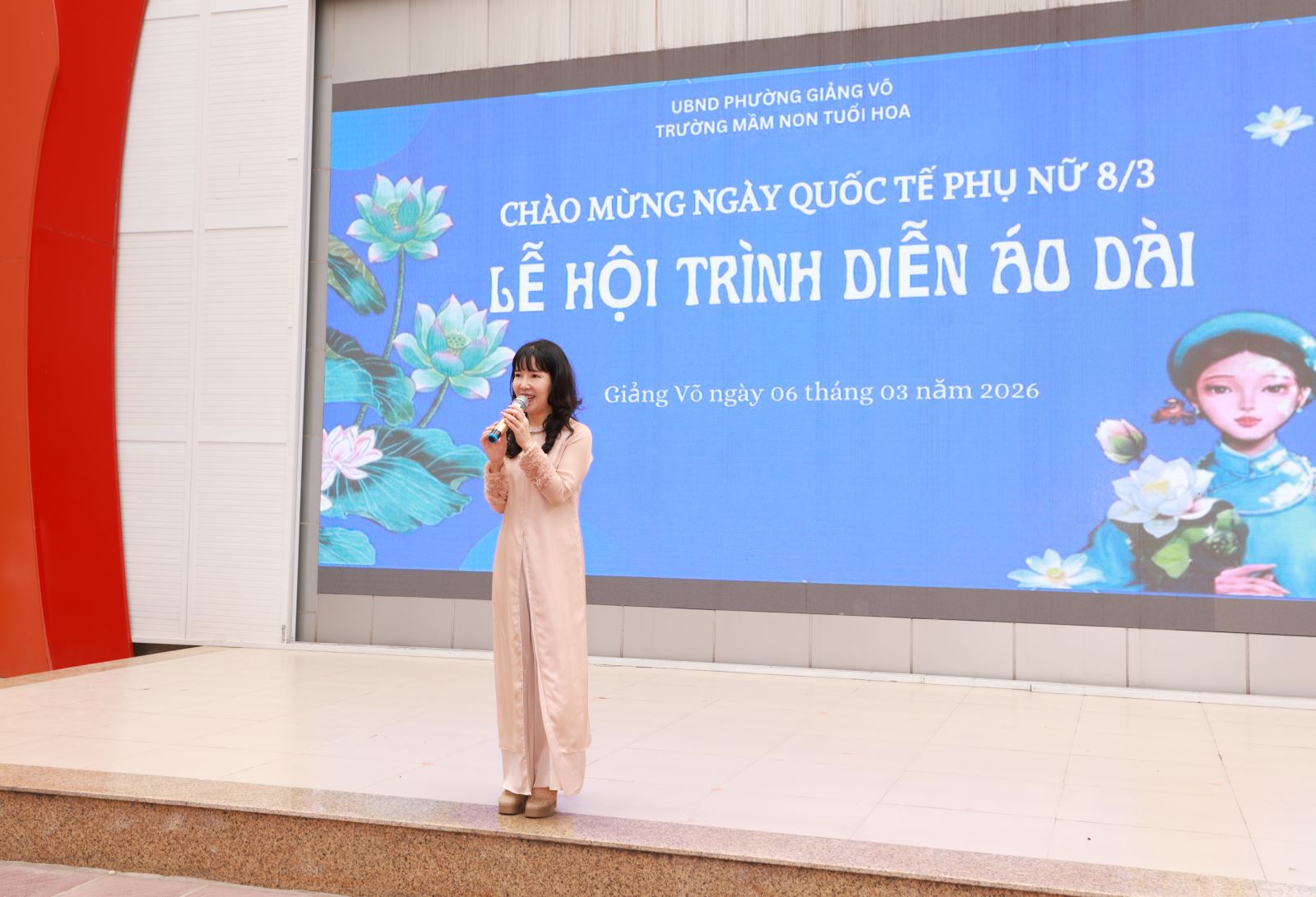 Nhà giáo Phạm Thanh Hoa hiệu trưởng nhà trường phát biểu khai mạc lễ hội...